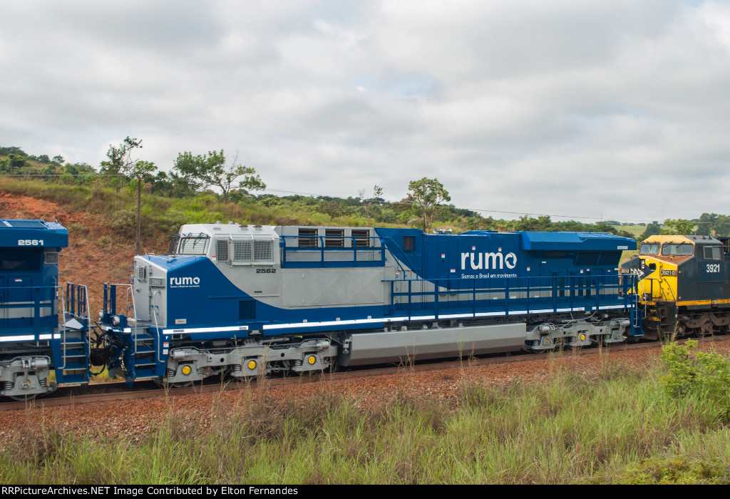 RUMO 2562 em Translado pelo trecho da MRS logística 